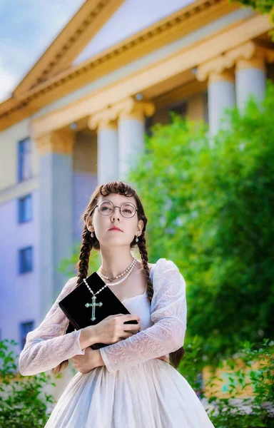 Bella Donna Abito Bianco Con Libro Mano Giardino Primaverile Vicino — Foto Stock