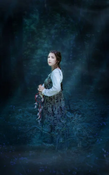 Lány Éjjel Egy Misztikus Erdőben Egy Álomfogóval — Stock Fotó