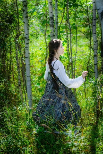 民族衣装の少女が森の中で迷子になった — ストック写真
