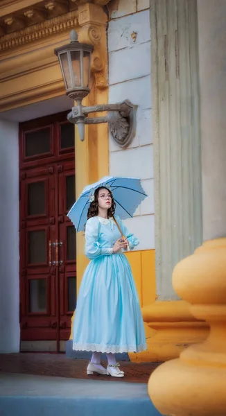 Chica Vestido Vintage Azul Con Paraguas Cerca Mansión —  Fotos de Stock