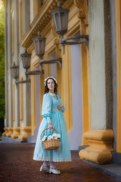Mädchen Einem Blauen Vintage Kleid Mit Einem Korb Voller Blumen — Stockfoto