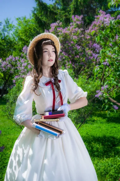Mujer Vestido Blanco Con Una Pila Libros Sus Manos Jardín —  Fotos de Stock