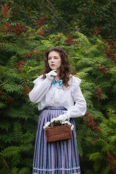 Ragazza Abiti Vintage Con Una Borsa Vimini Tra Mani Giardino — Foto Stock