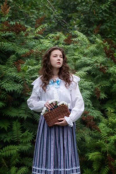 Donna Abiti Vintage Con Una Borsa Vimini Mano Giardino — Foto Stock