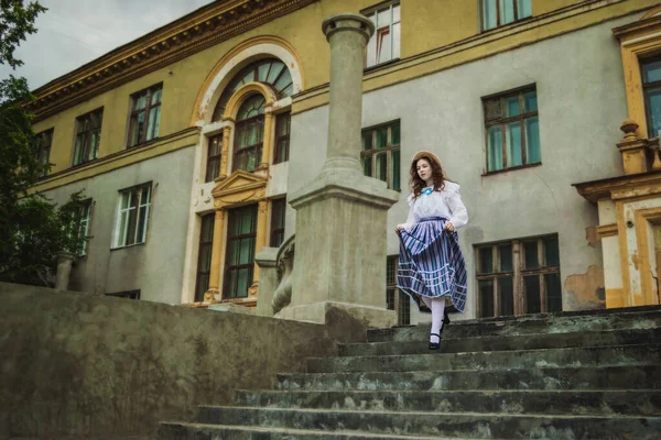 陽気な女の子は古い邸宅の階段を駆け下り — ストック写真