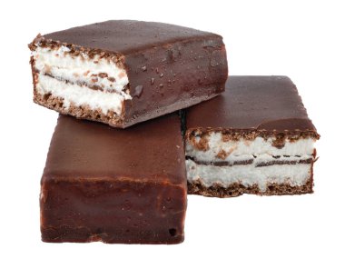 Beyaz arka planda izole edilmiş çikolatalı kurabiyeli vanilyalı sandviç..