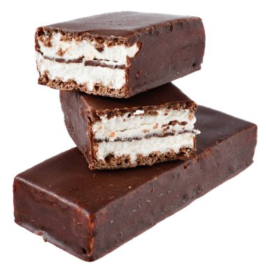 Beyaz arka planda izole edilmiş çikolatalı kurabiyeli vanilyalı sandviç..