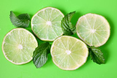 Yeşil zemin üzerinde nane aromalı taze kireç..