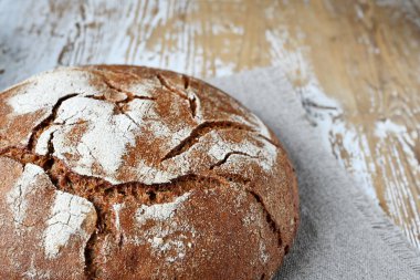 Tahta bir tahtanın üzerine yakın tahıllı ekmek