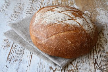 Tahta bir tahtanın üzerine yakın tahıllı ekmek