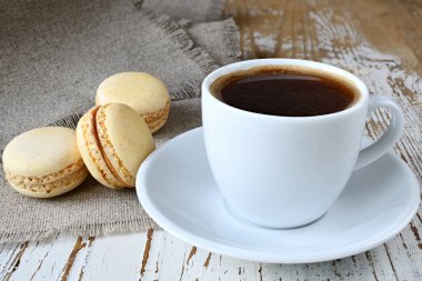 Bir fincan kahve ve maketlerle dolu bir hayat.