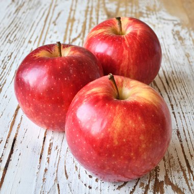 Ahşap bir masanın üstünde elmalarla dolu bir hayat.