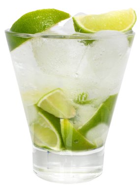 Caipirinha bir highball cam buz küpleri ile kokteyl