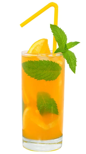 Cóctel con zumo de naranja y cubitos de hielo decorados con hoja de menta — Foto de Stock