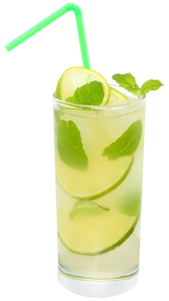 Fruchtlimonade mit Limetten und Eiswürfeln und Minze in einem Highba — Stockfoto