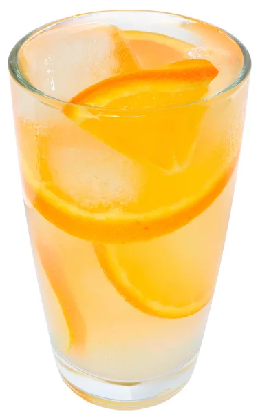 Cóctel con zumo de naranja y cubitos de hielo — Foto de Stock