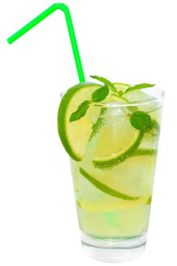 Limonata limon ve buz küpleri ile meyve ve nane yaprağı