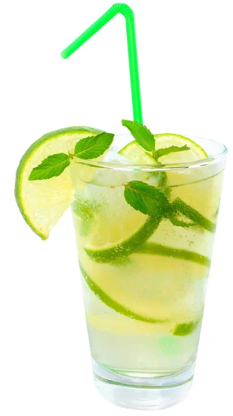 Fruit limonade met kalk en ijsblokjes en blad munt in een highba — Stockfoto