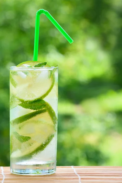 Cocktail mojito with lime and ice cubes — Stock Photo, Image
