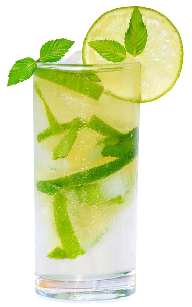 Cocktail di mojito con lime e cubetti di ghiaccio e menta in foglia in un alto — Foto Stock