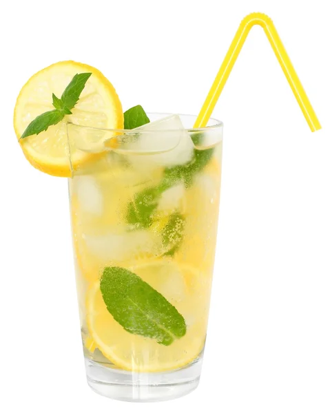 Limonade mit Eiswürfeln — Stockfoto