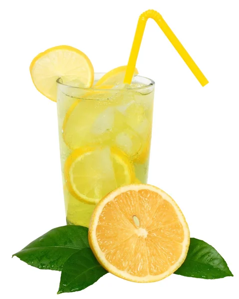 Лимонад со льдом и нарезанный лимон с листом — стоковое фото