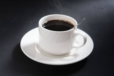 Siyah arka planda izole edilmiş bir fincan kahve.