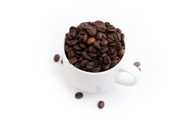Kahve Fincanı Beyaz Arka Planda Izole Kahve Çekirdekleri Ile Dolu — Stok fotoğraf