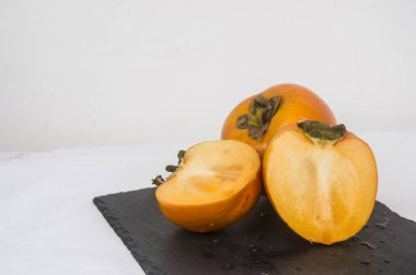 beyaz zemin üzerine taze hurma 