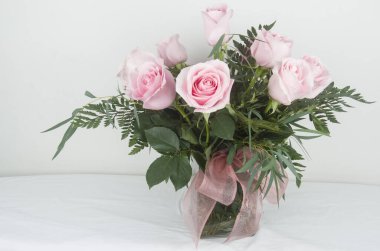 Vazoda güzel bir çiçek buketi