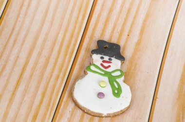 Tahta arka planda zencefilli ekmek adamlar. Noel ve yeni yıl konsepti. 