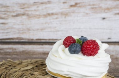 Tahta arka planda böğürtlenli pasta.