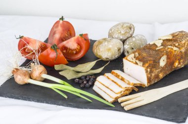 Sebzeli ve otlu bir tabak taze pastırma. 