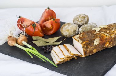 Sebzeli ve otlu bir tabak taze pastırma. 