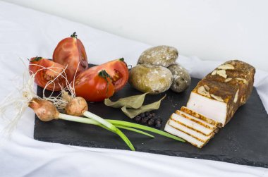 Sebzeli ve otlu bir tabak taze pastırma. 