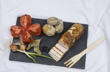 Sebzeli ve otlu bir tabak taze pastırma. 