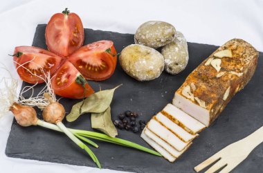 Sebzeli ve otlu bir tabak taze pastırma. 