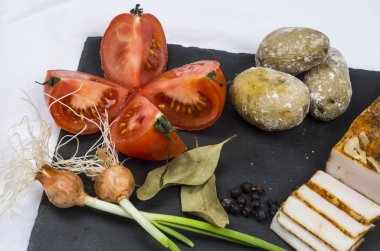 Sebzeli ve otlu bir tabak taze pastırma. 