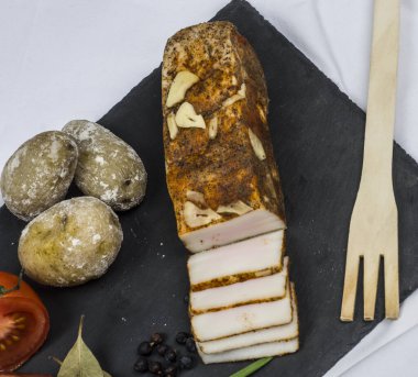 Sebzeli ve otlu bir tabak taze pastırma. 