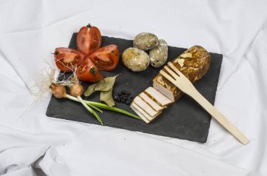 Sebzeli ve otlu bir tabak taze pastırma. 