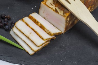 Sebzeli ve otlu bir tabak taze pastırma. 