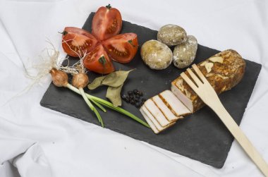 Sebzeli ve otlu bir tabak taze pastırma. 