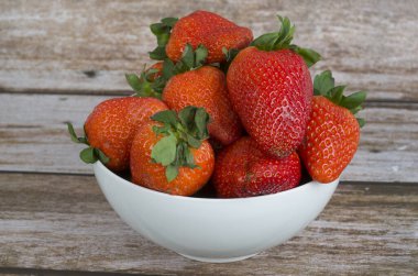 Tahta masadaki kasede taze çilekler.. 