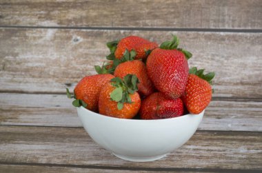 Tahta masadaki kasede taze çilekler.. 