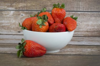 Tahta masadaki kasede taze çilekler.. 