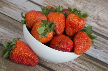 Tahta masadaki kasede taze çilekler.. 