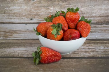 Tahta masadaki kasede taze çilekler.. 