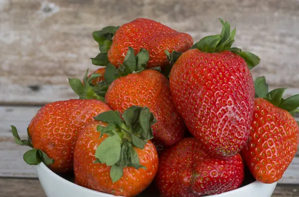 Tahta masadaki kasede taze çilekler.. 