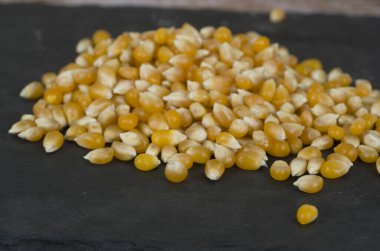 Tahta yüzeyde çiğ mısır 