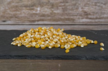 Tahta yüzeyde çiğ mısır 